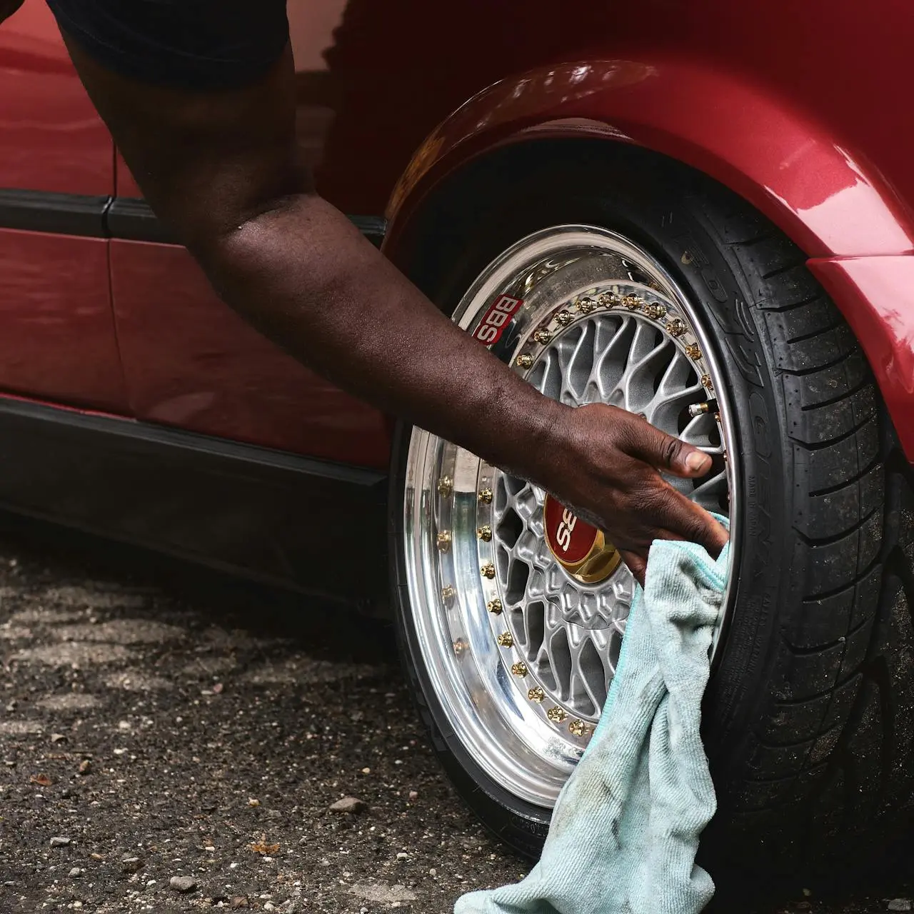 Personne nettoyant sa voiture