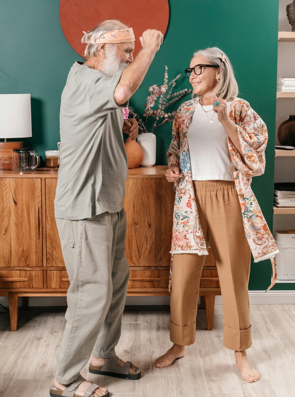 Personnes heureuses et dansantes